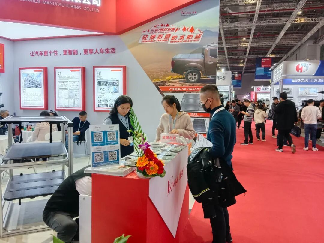 Customers gathering in front of the WINFOR stand at Automechanika Shanghai 2023, with buyers stopping for enquiries and staff on hand
