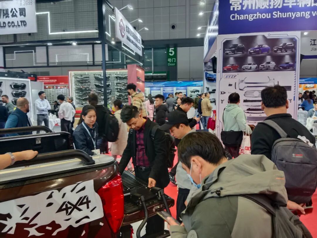 Dense visitor traffic on the Automechanika Shanghai 2023 show floor, with buyers queueing along the aisle