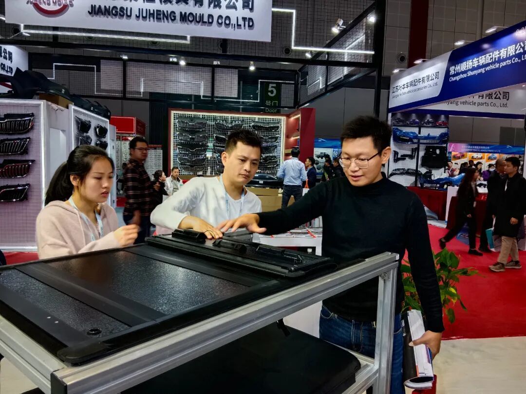 Customers crowding around the WINFOR stand counter at Automechanika Shanghai 2023, the booth warmly received by overseas buyers