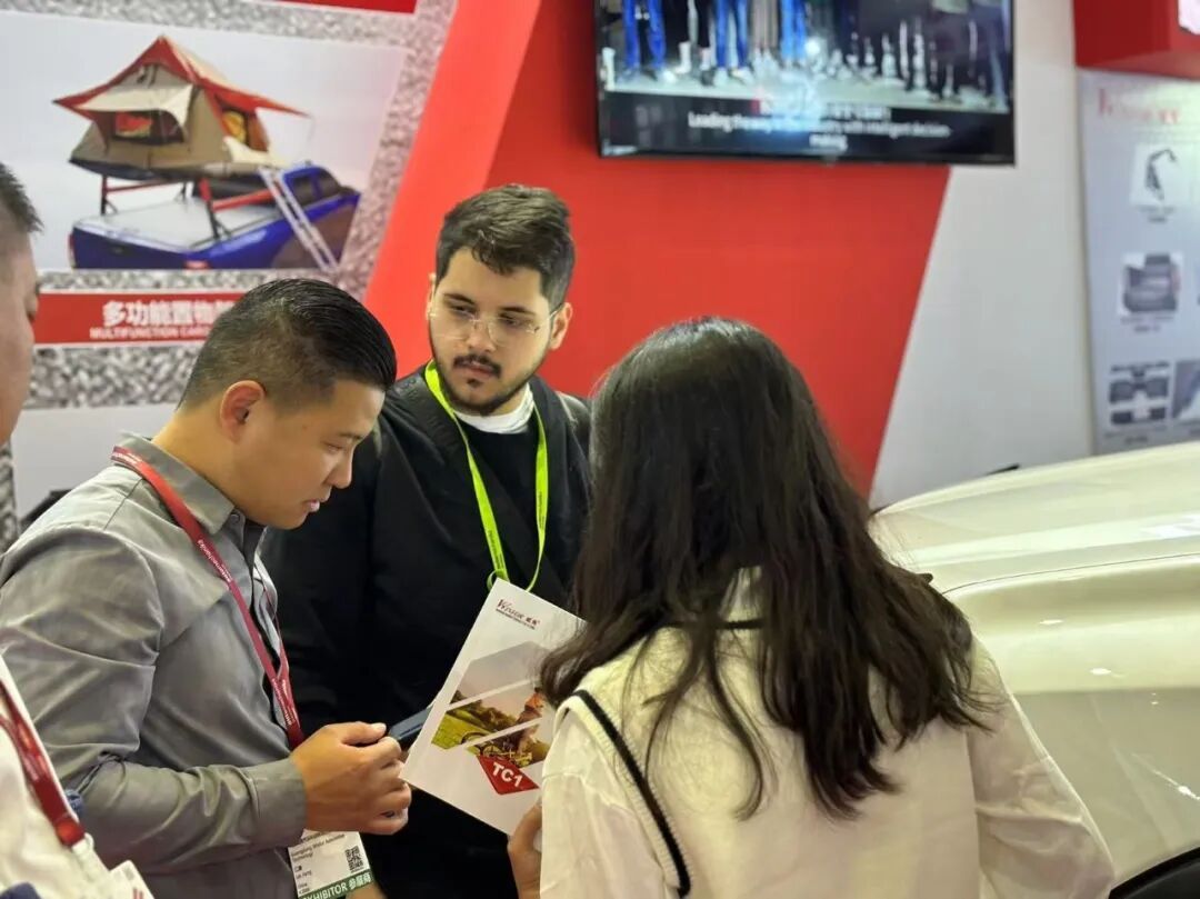 WINFOR staff introducing products to a customer at the stand during Automechanika Shanghai 2024
