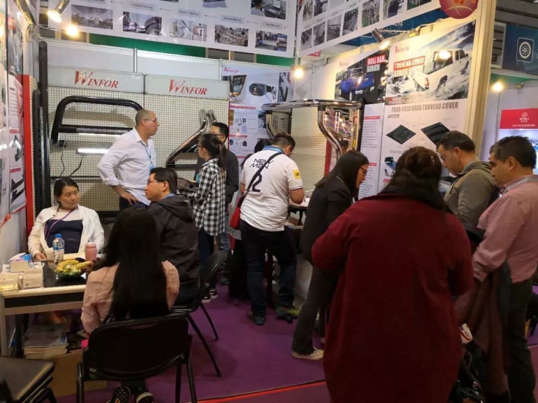 Crowd queueing for consultations at the WINFOR stand during the 2018 Canton Fair, tonneau covers and pickup bed accessories drawing huge interest