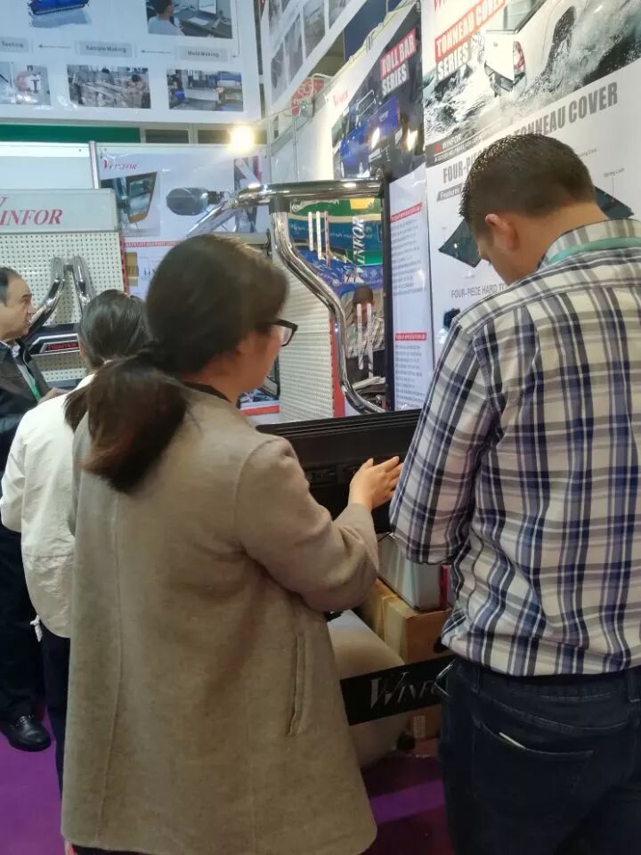 WINFOR sales engineer explaining pickup bed accessory OEM customisation options one on one with a buyer at the 2018 Canton Fair