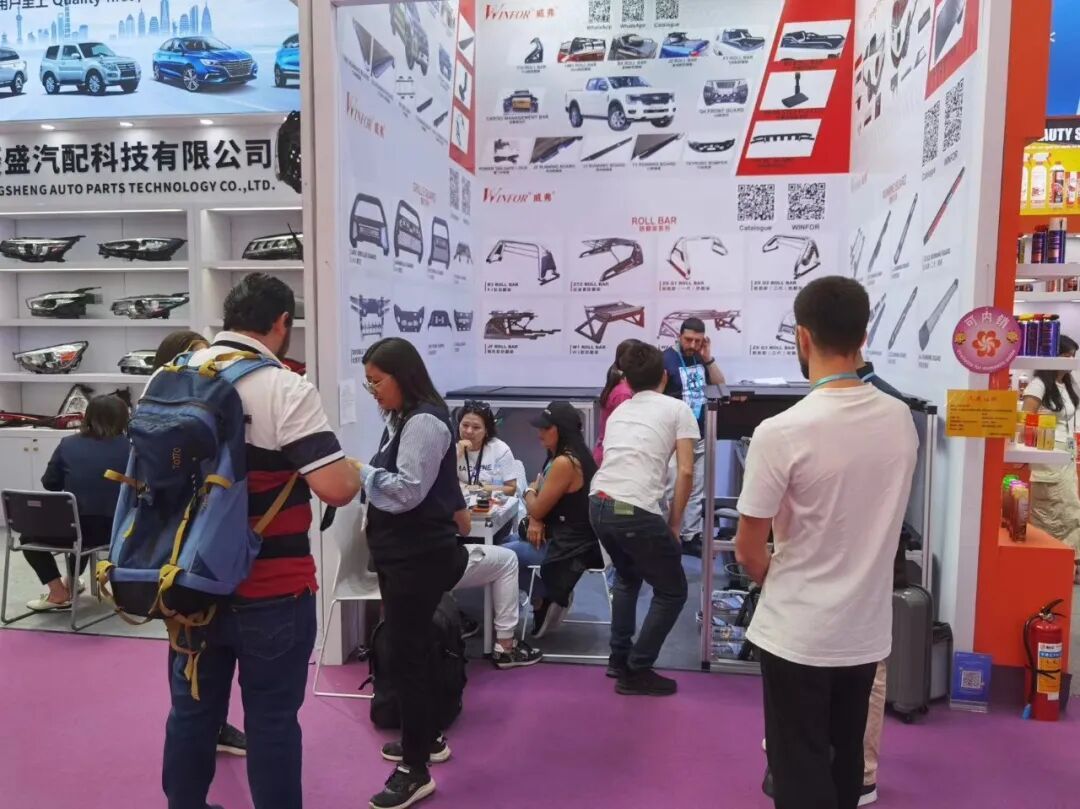 Buyers stopping to talk with staff at the WINFOR booth during the 135th Canton Fair, busy consultations at the stand
