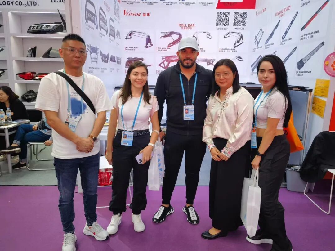 Group photo of the WINFOR booth team and visiting customers inside the stand at the 135th Canton Fair