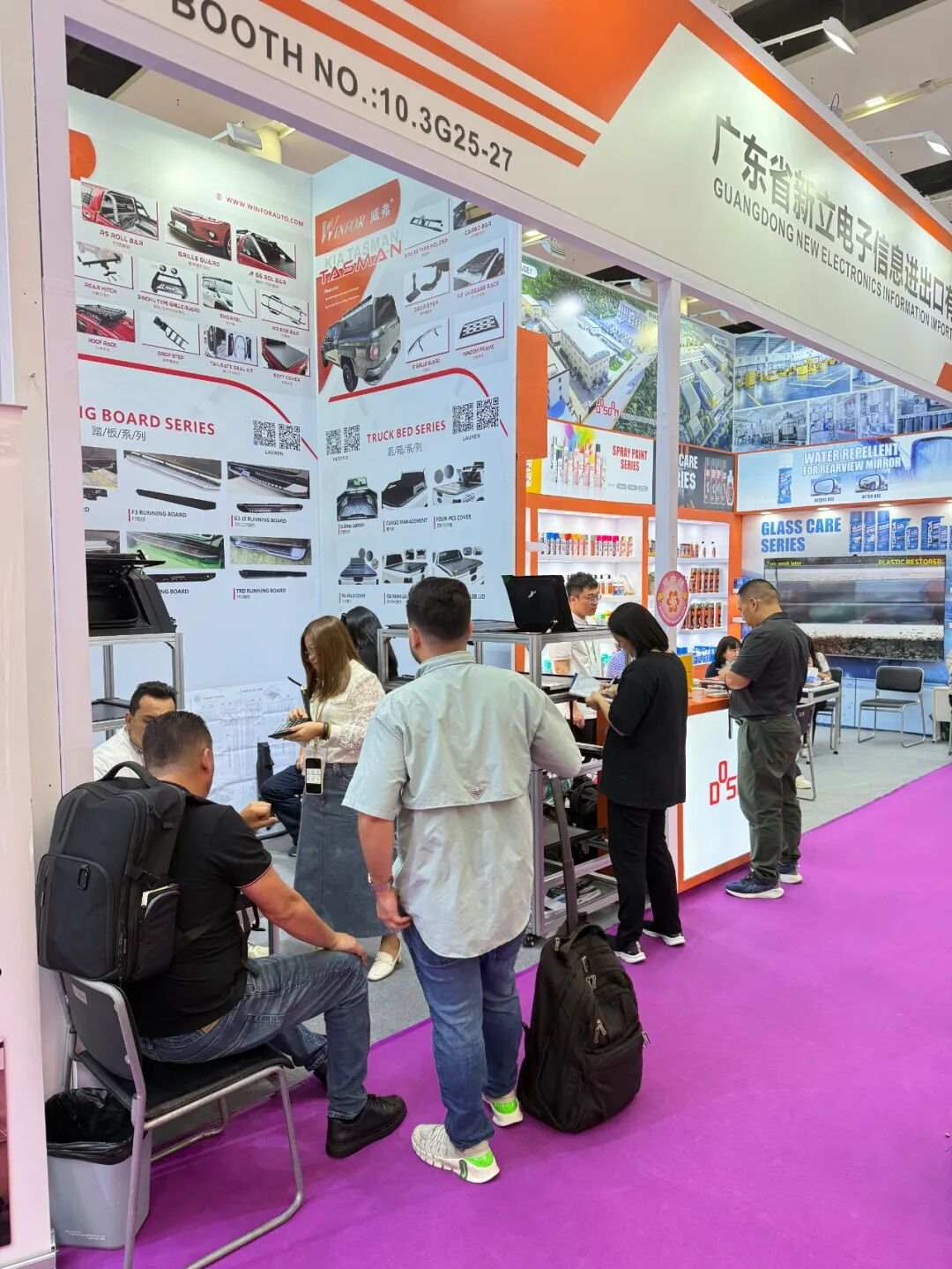 Seated customers and standing buyers holding business discussions at the same time inside the WINFOR booth at the 138th Canton Fair