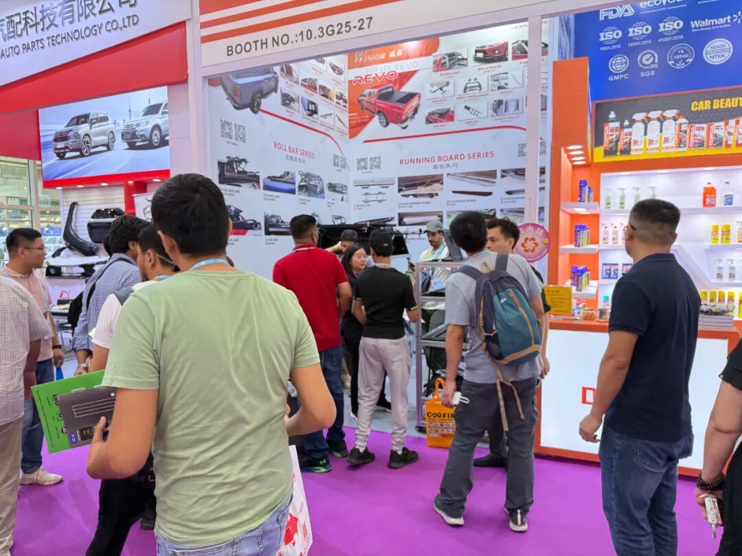Wide view of the WINFOR booth at the 138th Canton Fair with buyers queueing in front of the stand for consultations