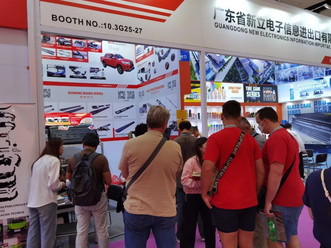 Buyers browsing at the WINFOR booth during the 137th Canton Fair, with steady foot traffic in the aisle
