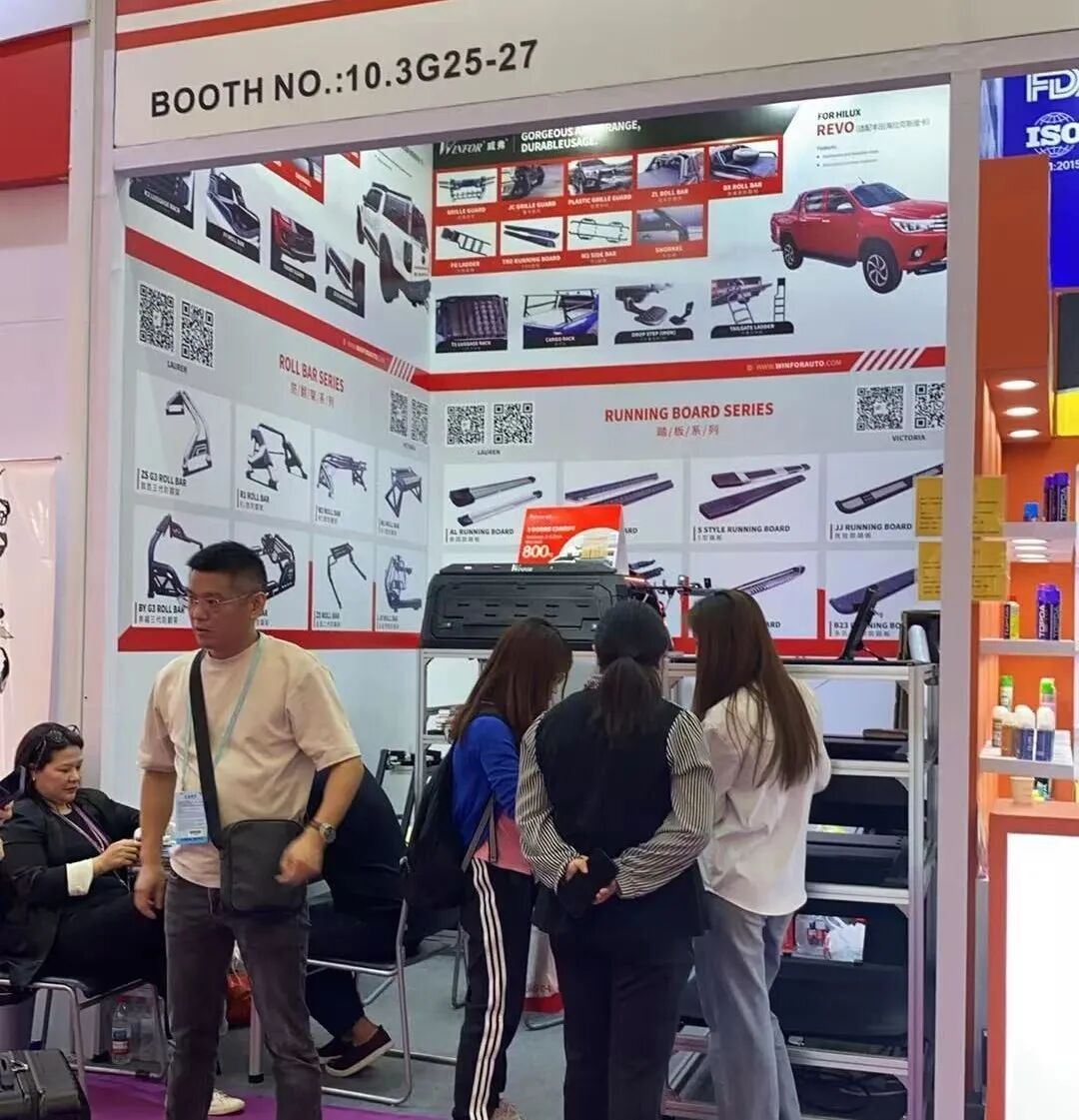 A WINFOR representative explaining the pickup tonneau covers to customers inside the booth at the 137th Canton Fair