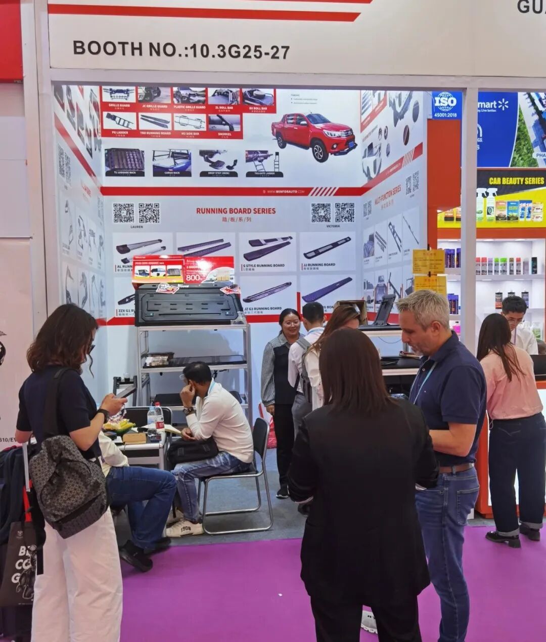 Customers gathered around the stand counter negotiating at the 137th Canton Fair, a busy and well-received booth